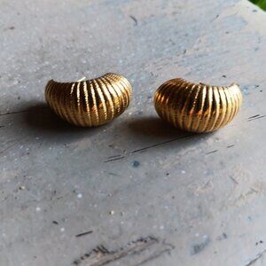 Monet Shrimp Dome Posts Gold Tone